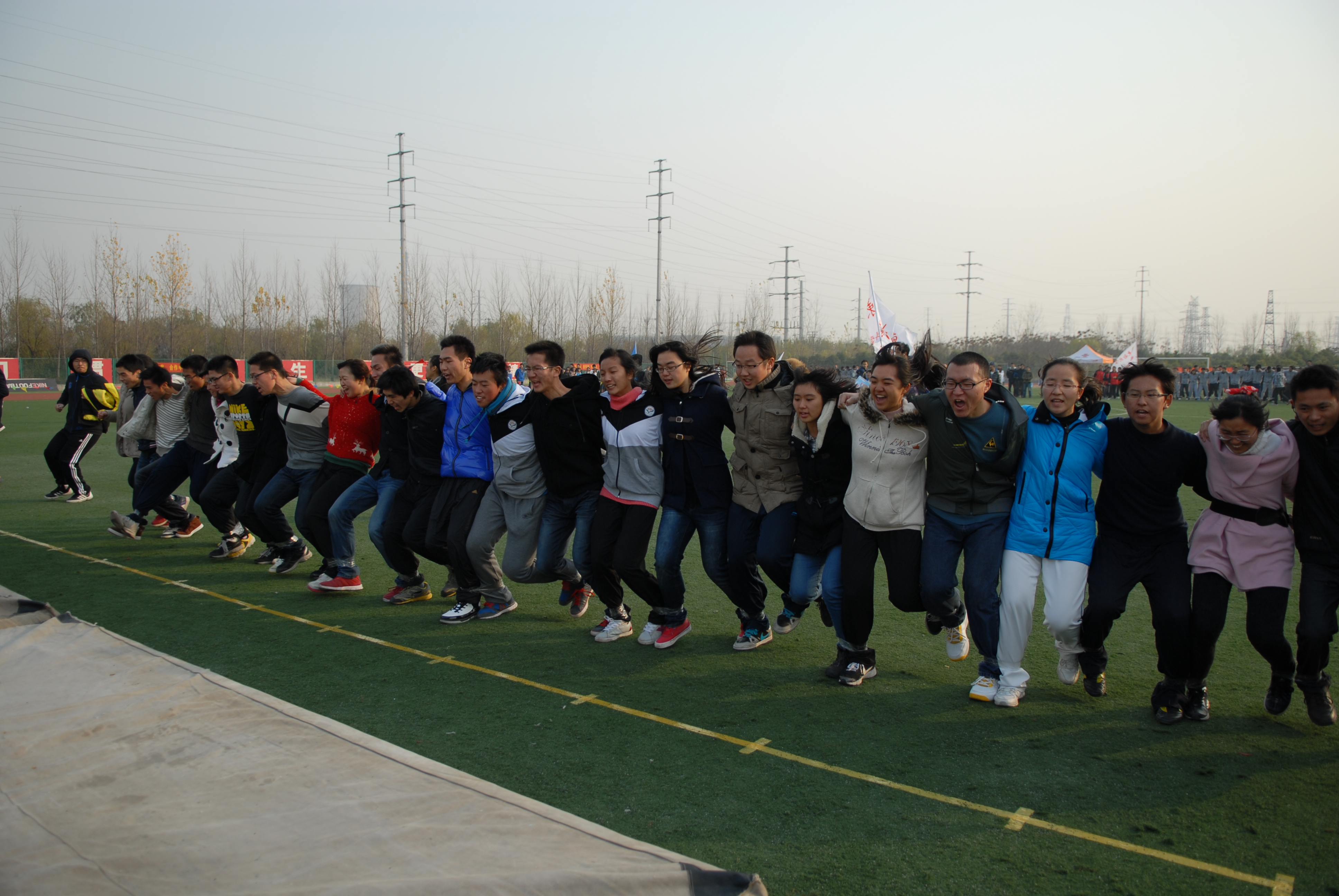 图为 25名选手成功冲到终点