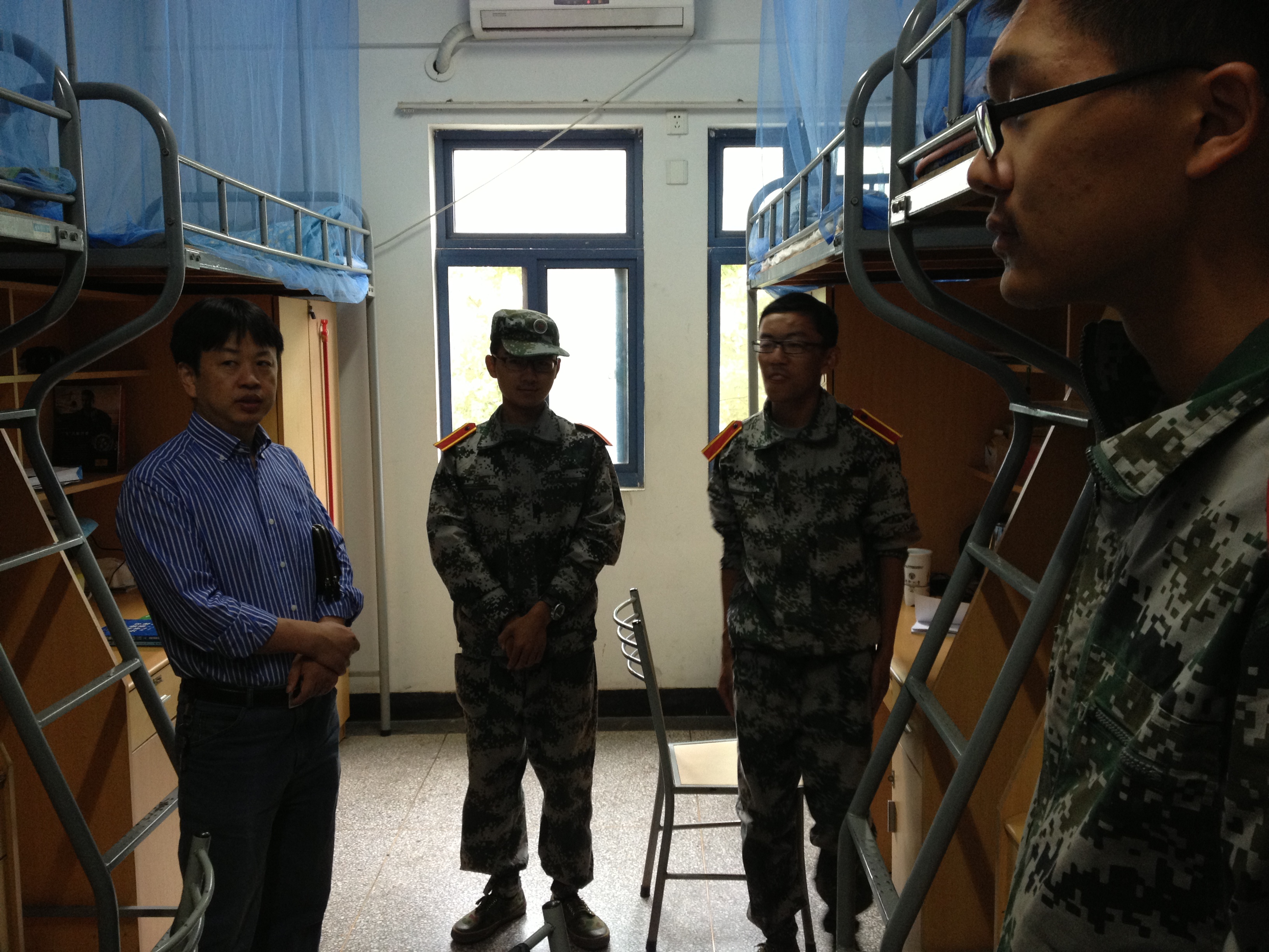 洪书记深入员工宿舍看望参训员工