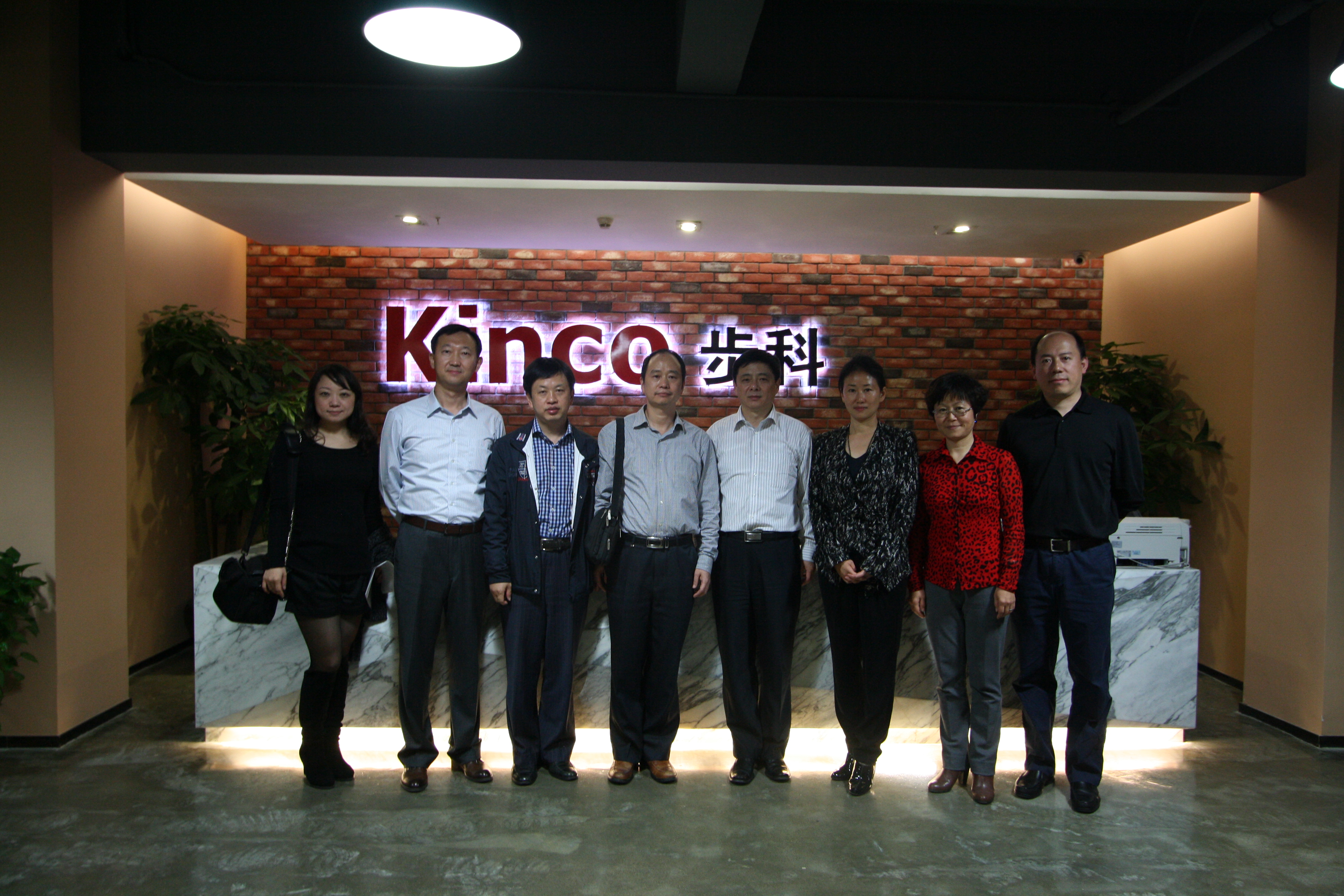 左起：刘静、钱东郁（深圳员工会会长）、洪宗训（公司党委书记）、池家武（87级系友、步科副总经理）、浦跃朴（副董事长）、李爽（校基金会主任）、秦霞（交通公司党委书记）、马强（外语公司党委书记）